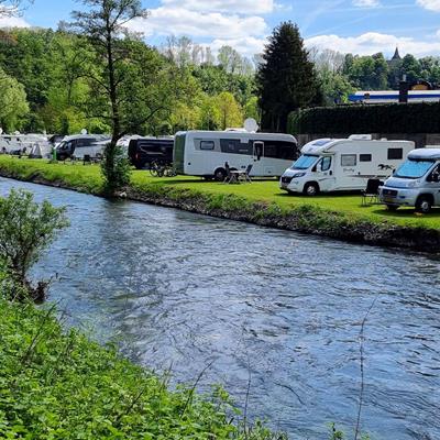 Plaats aan de oever van de Our, direct aan het water