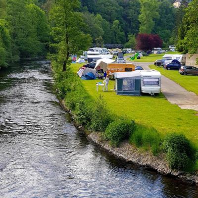 Plaats aan de oever van de Our, direct aan het water