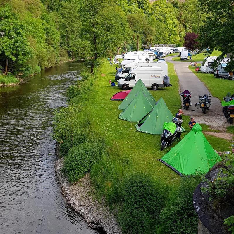 Plaats aan de oever van de Our, direct aan het water